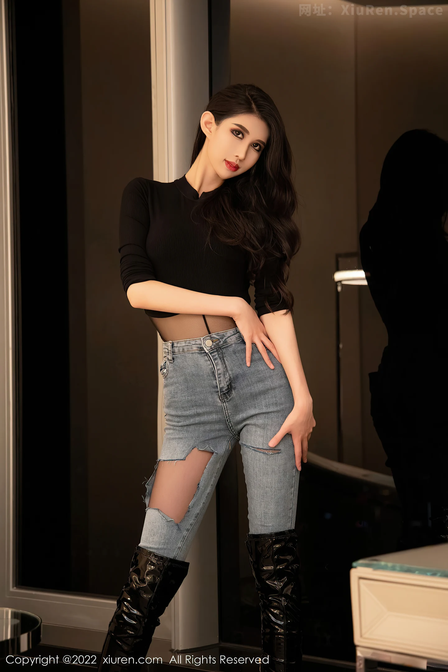 图片[6]-[XiuRen秀人网]VOL.5076 模特葛征西双版纳旅拍黑色服饰配牛仔裤半脱露性感内衣诱惑写真53P-秀人网官方网站